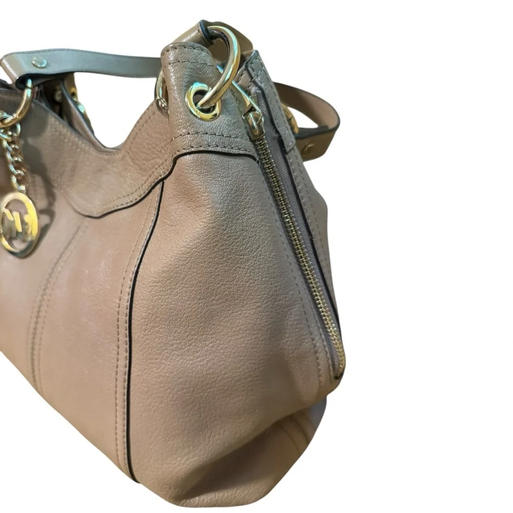 Michael Kors Tan Shoulder Bag with Pebbled Finish - Picture 5 of 11